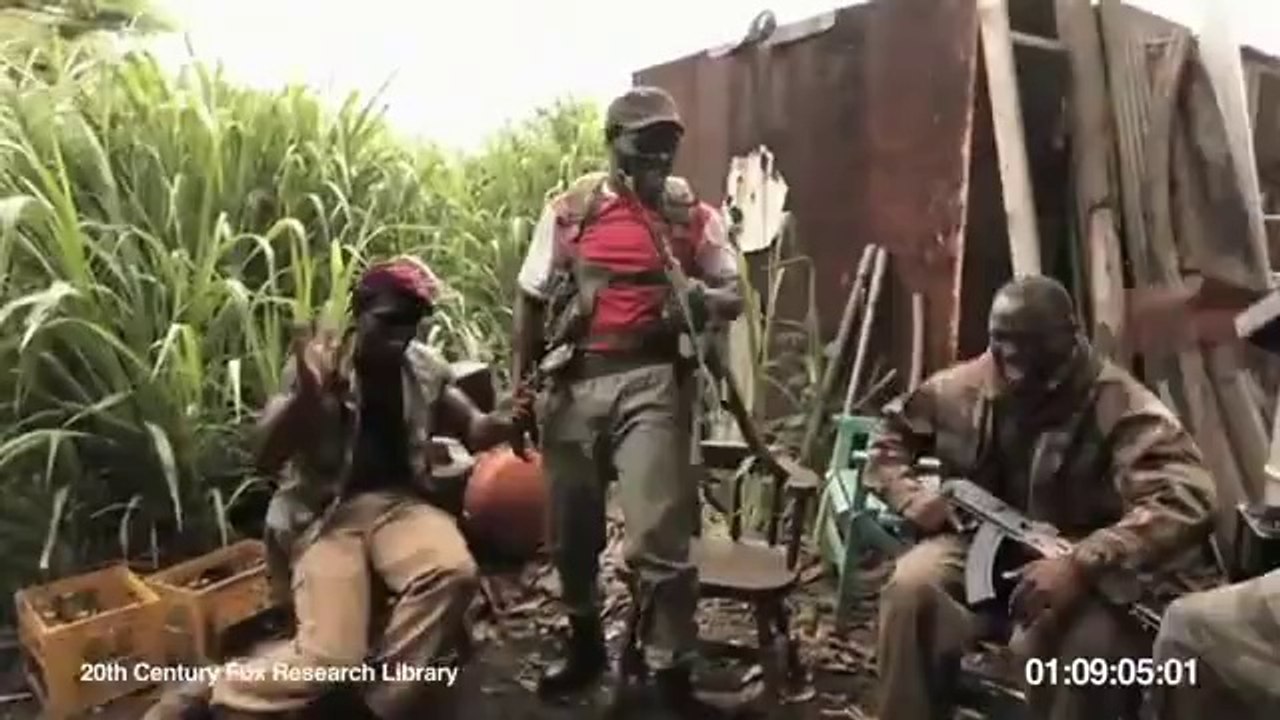 Mono Disparando con una metralleta AK-47 - Funny - YouTube