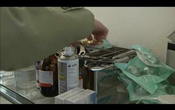 Gynécologue accusé de viols: Il m'a fait mettre à quatre pattes, me demandait mes pratiques sexuelles