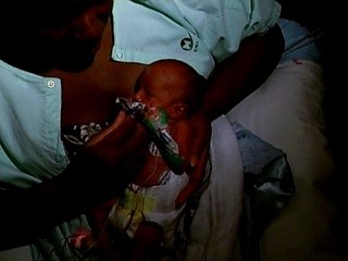 peau à peau avec maman