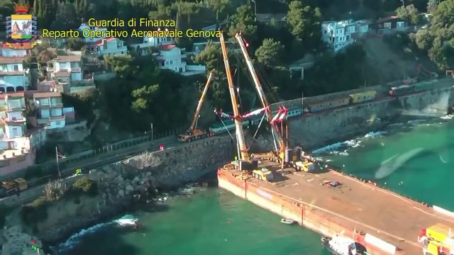 Andora (SV) - Treno deragliato - Video elicottero rimozione (24.02.14)