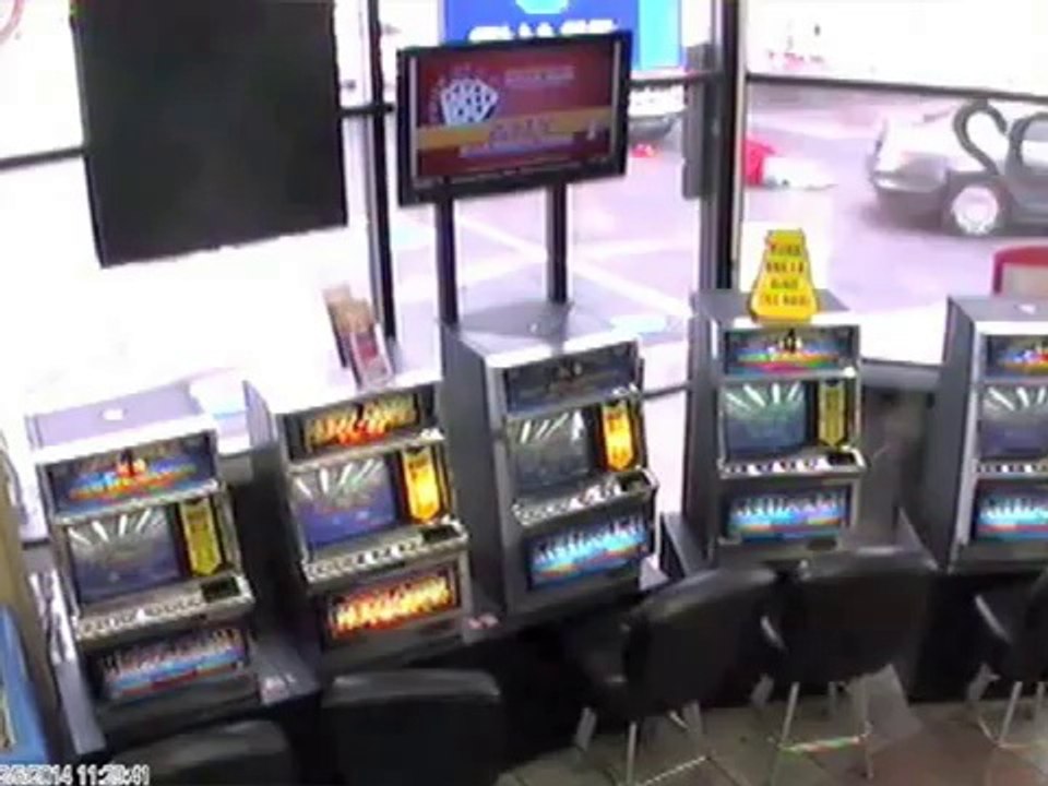 Un chauffard roule sur un papy à la station service