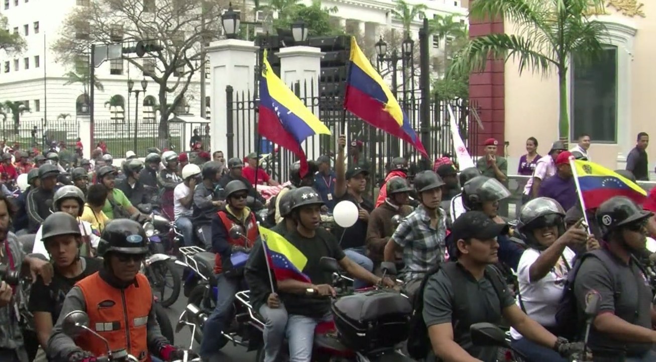 Venezuela : des milliers de motards pro-gouvernement défilent à Caracas