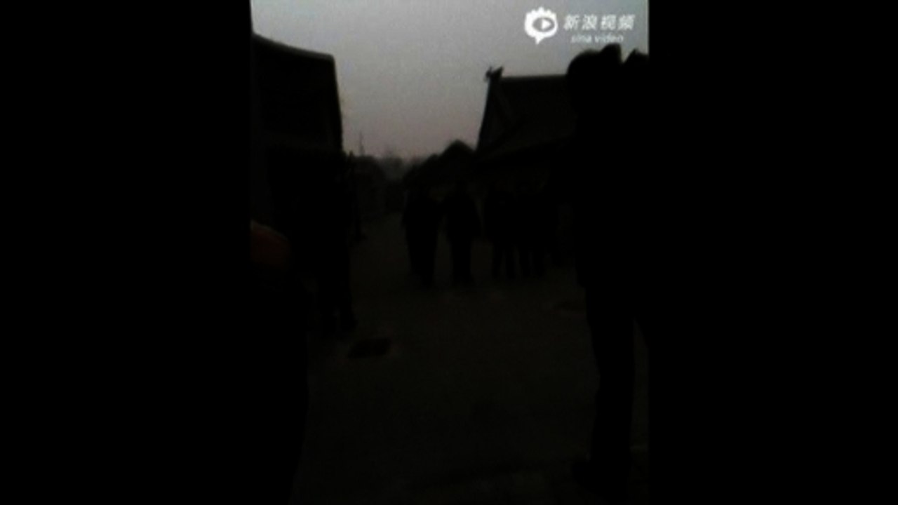 Chinese President greets residents in surprise...