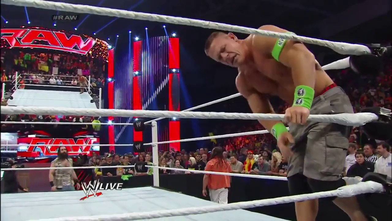 WWE : John Cena se fait défoncer par la famille Wyatt : 3 contre 1