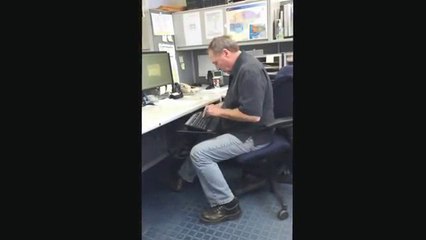 Un homme utilise son clavier comme une machine à écrire