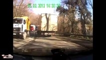 Les pires accidents de camion et voiture... grosse compilation de crash!