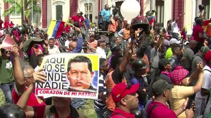 Venezuelans put up barricades as protest death toll rises