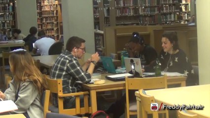 Il regarde du porno dans une bibliothèque !