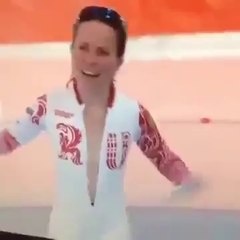 JO Sotchi: Une patineuse russe ouvre sa combinaison en oubliant qu'elle est nue dessous ! monsterbuzz.fr
