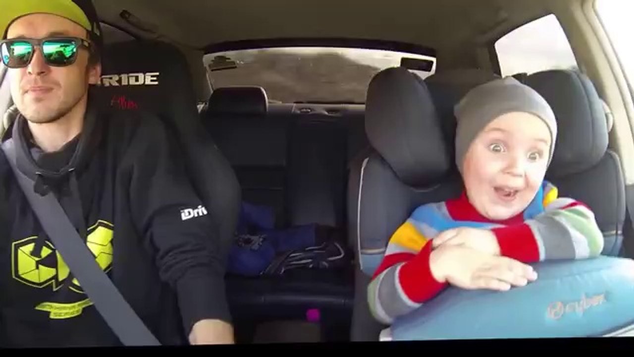Papa fait des drifts avec son fils de trois ans