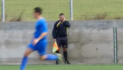 L'arbitre passe un coup de fil pendant son match !