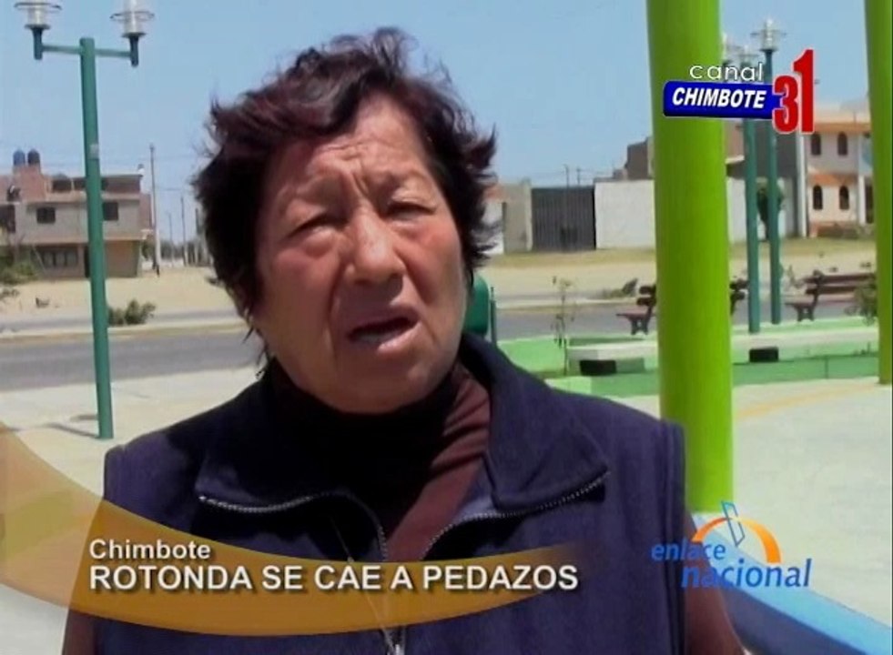 Vecinos de la urbanización Bellamar de nuevo Chimbote se quejan porque el techo de un parque recién inaugurado se está cayendo a pedazos.