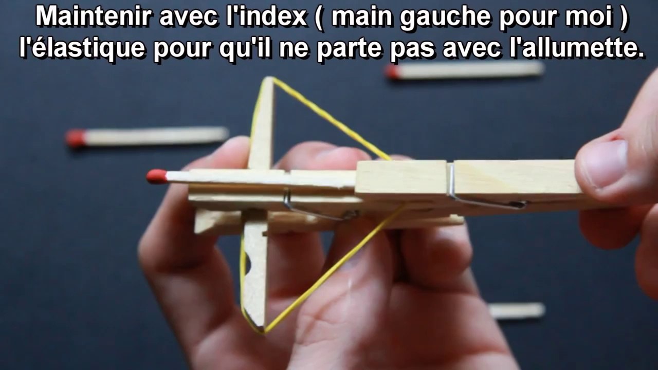 Une petite arbalète avec des pinces à linge et des allumettes