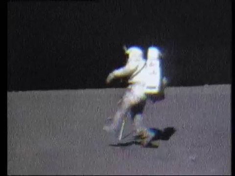 L'astronaute Charles Duke laisse tomber son marteau sur la Lune