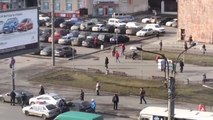 Yolda Kalan Arabalarını Halk Otobüsüne Çektirip, Polis Arabasına Çarpan İşsiz Rus Gençler