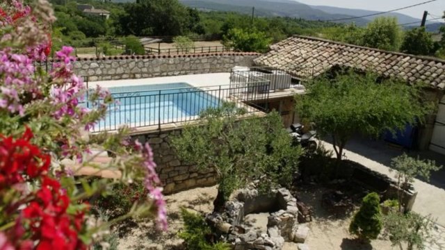EspritSudEst.com : Achat immobilier mas en pierres en Ardèche avec chambres d'hôtes et dépendances