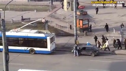 Bozulan Arabalarını Troleybüse Çektirmeye Çalışan Saf Gençler