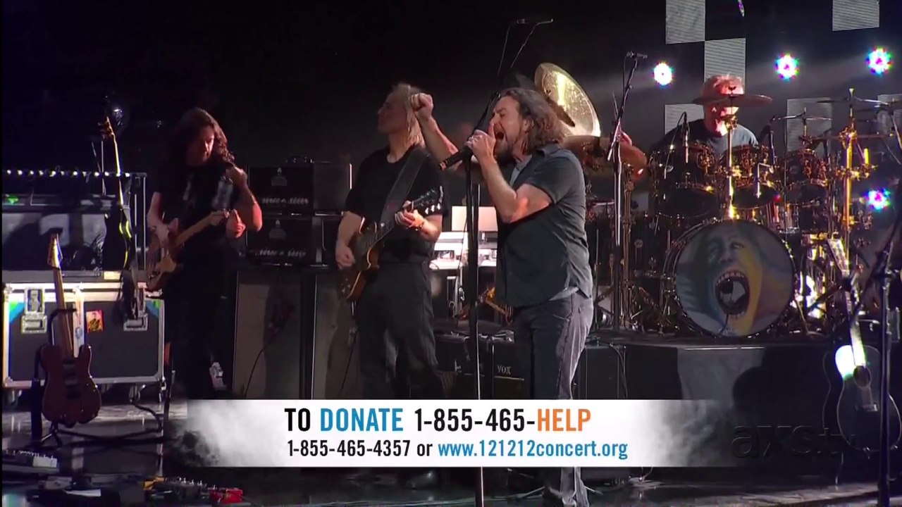 Roger Waters & Eddie Vedder Comfortably Numb 12.12.12