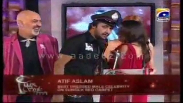 Atif Aslam receving Most well Dressed Celebrity (Male) at the Red Carpet in LSA'08