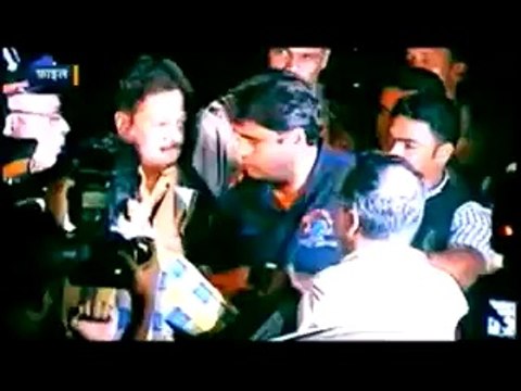 IPL Spot Fixing Vindu Dara Singh Grabbed with Video camera.