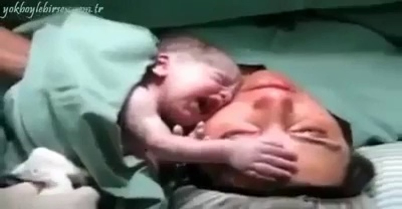 Bebé recém-nascido não quer largar a mãe após o parto