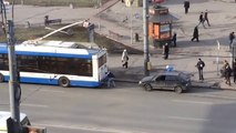 Fail : Un Russe accroche sa voiture en panne à un bus