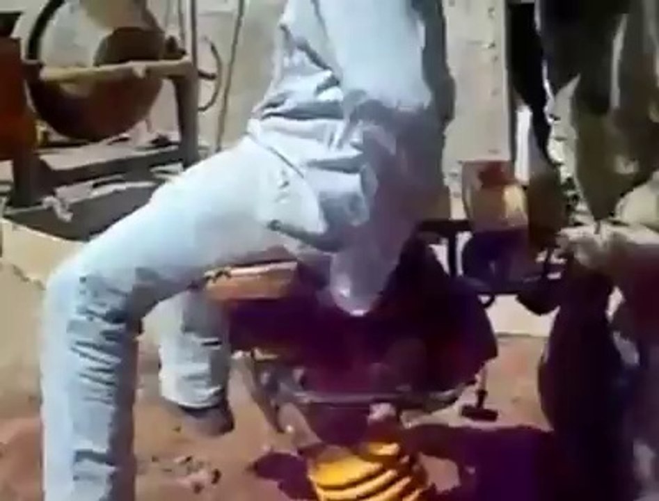 É só o patrão sair da obra que a farra dos peões começam