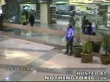 Videos de Risa: Cagando en una maceta del centro comercial (tepillao.com)