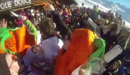 Lancer une carotte sur le DJ et éteindre la platine... Enorme!