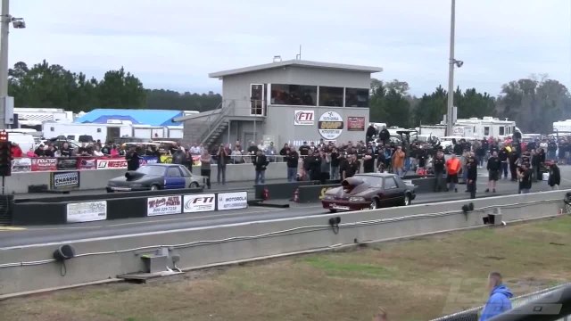 Une Ford Mustang fait un wheeling