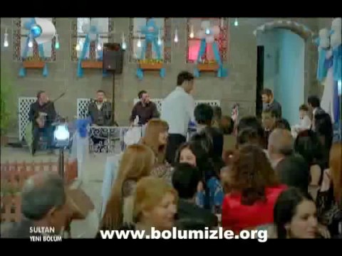 Sultan dizisi Şahin Irmak Bahçada yeşil çınar