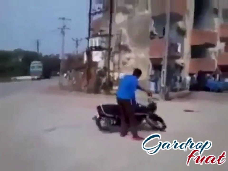 Motorsiklete kafa tutan inekler