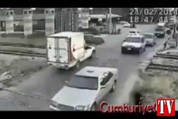 Trenin motosiklete çarpma anı kamerada!