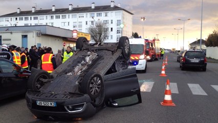 Voiture sur le toit à Saint-Nicolas