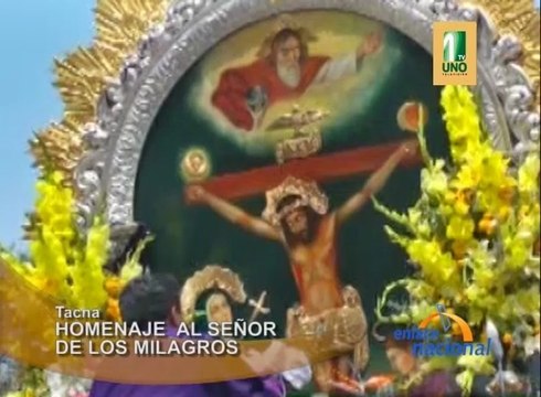 En Tacna, continuando con su recorrido la imagen del Señor de Los Milagros es homenajeada por sus fieles devotos.