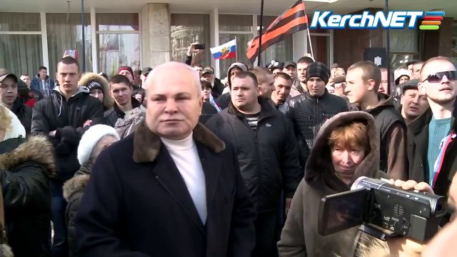 Украина. Керчь. Фашизм не пройдет!-керченцы подняли над мэрией триколор братской России