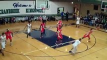 Une basketteur manchot réussit un dribble dans le dos