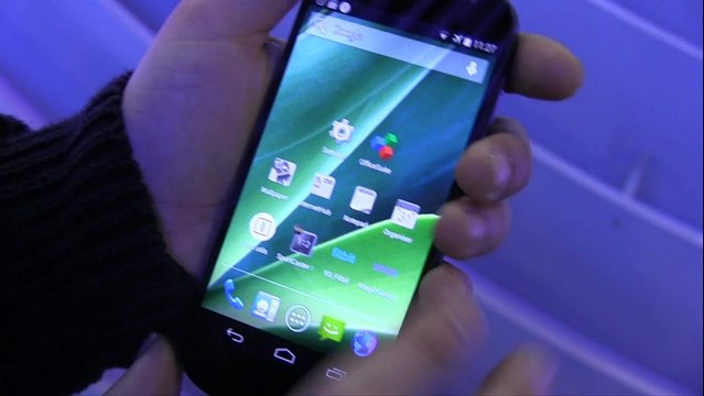 MWC 2014 : Découvrez en vidéo le YotaPhone 2, le smartphone recto-verso