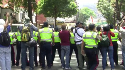 Opositoras marchan de blanco en Caracas
