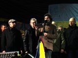Accueil réservé au nouveau gouvernement ukrainien place Maïdan à Kiev - 27/02