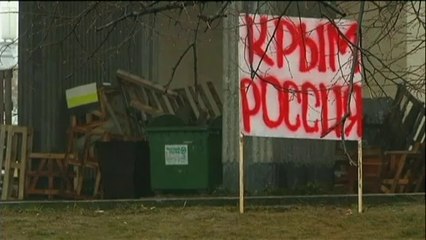 Le drapeau russe flotte sur le toit du Parlement de Crimée