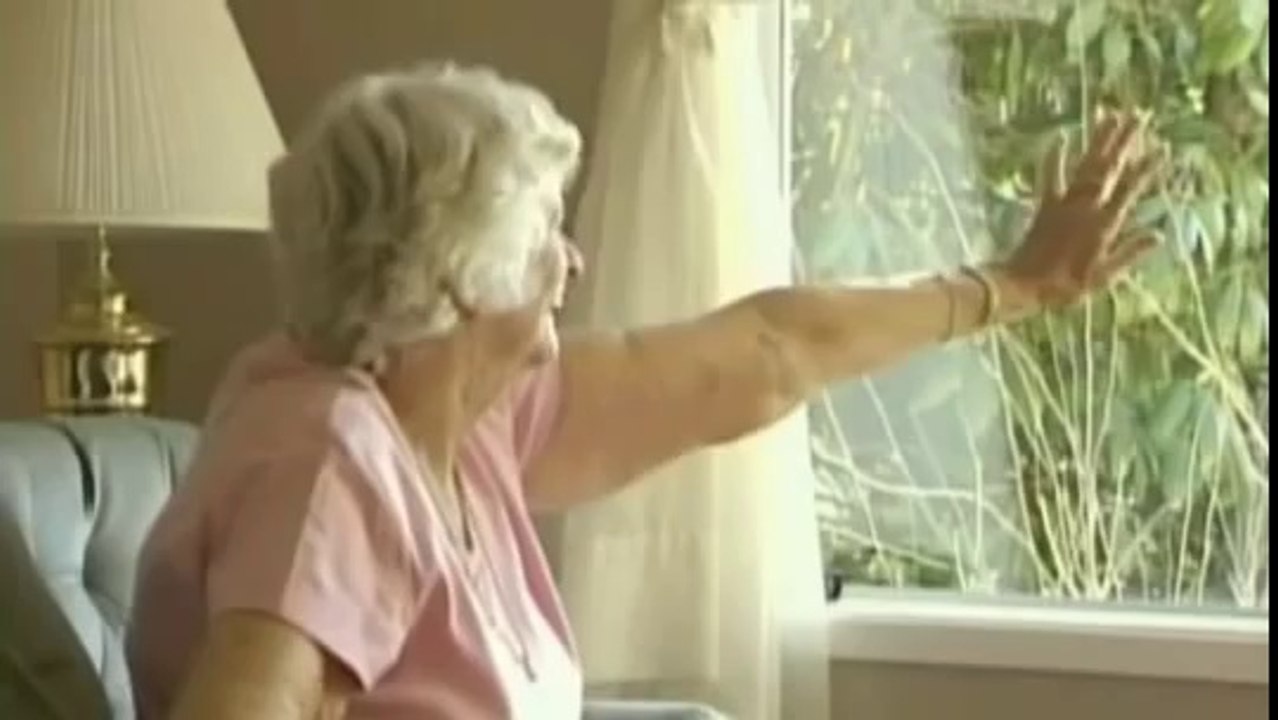 Une belle surprise pour cette mamie qui fait coucou aux étudiants devant chez elle tout les jours!