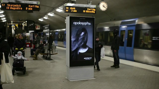 Un panneau publicitaire qui interagit avec le métro! Les cheveux au vent!