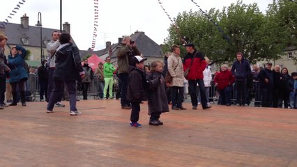 Dance pour l'anniversaire du débarquement. On sait jamais, ça pourrait faire venir le beau temps.
