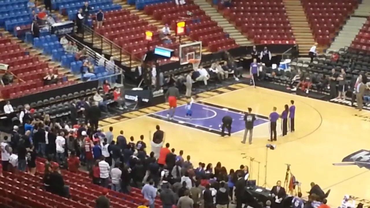 Un gamin passe entre les jambe de Dwight Howard et met un panier - Vive les pre games de la NBA!