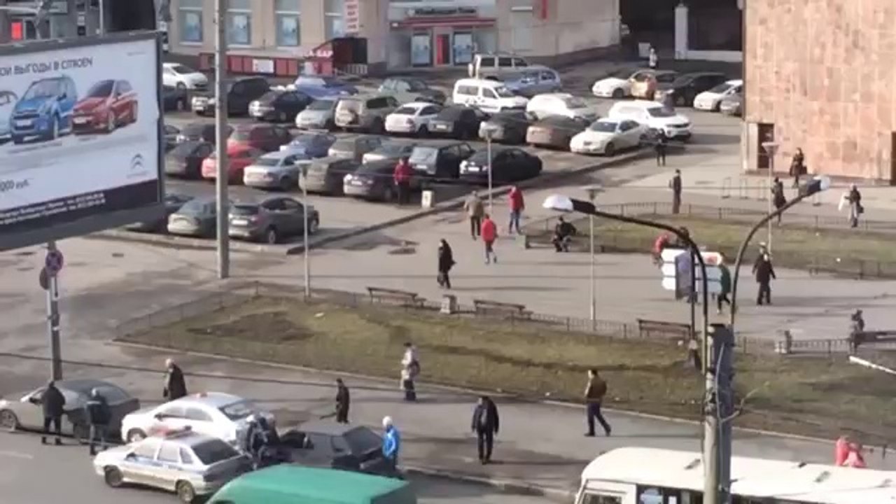 Régis se sert d'un bus pour remorquer sa voiture en panne