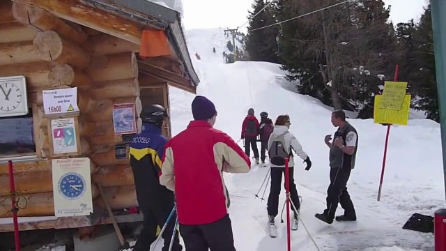 Un snowboarder ridicule qui chute au remonte-pente (mais pas qu'une fois...)