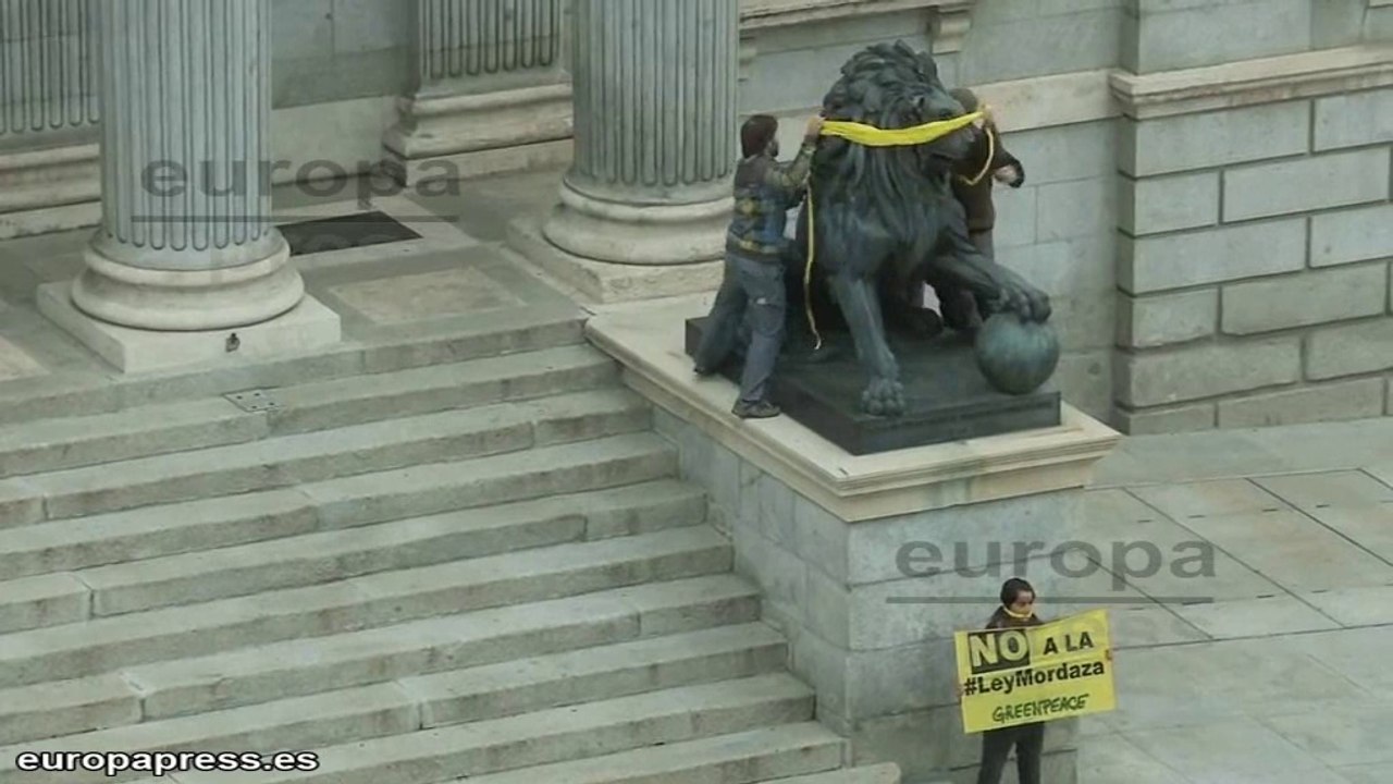 Greenpeace amordaza a los leones del Congreso de los Diputados