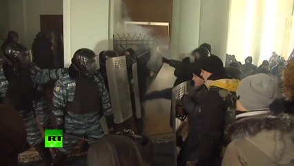 Ukraine rioters brutally beat police, storm local admin building