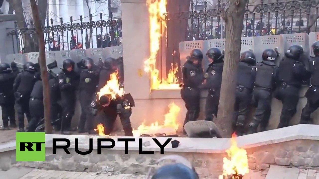 Policiers Ukrainiens incendiés par les manifestants. Violence